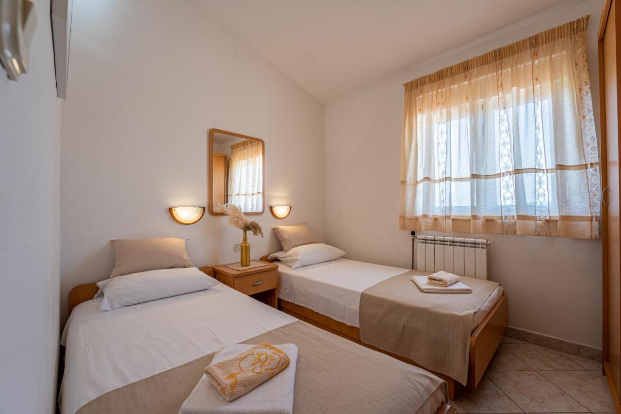 Apartmani Mirela Banjole Exterior foto